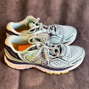 New Balance Women's 860v7 running shoes